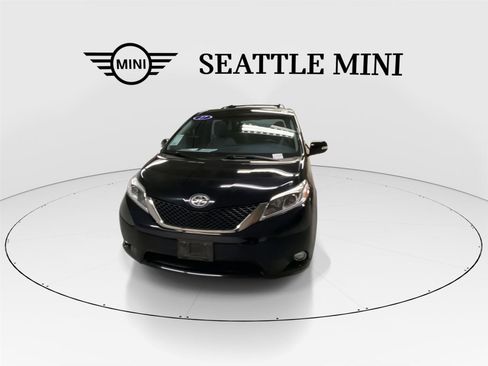 Used 2017 Toyota Sienna Limited Premium image 3