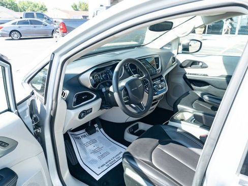 Used 2023 Chrysler Pacifica Touring-L FWD image 16