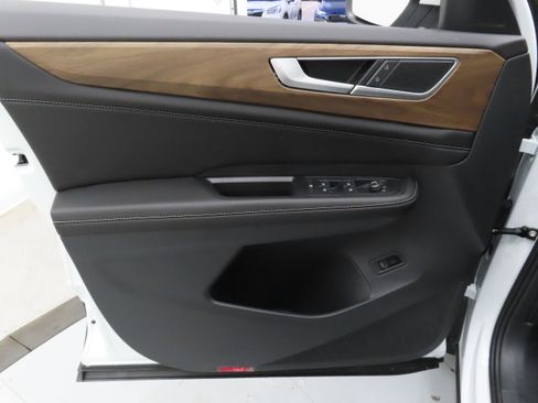 New 2026 Volkswagen Atlas SE image 11