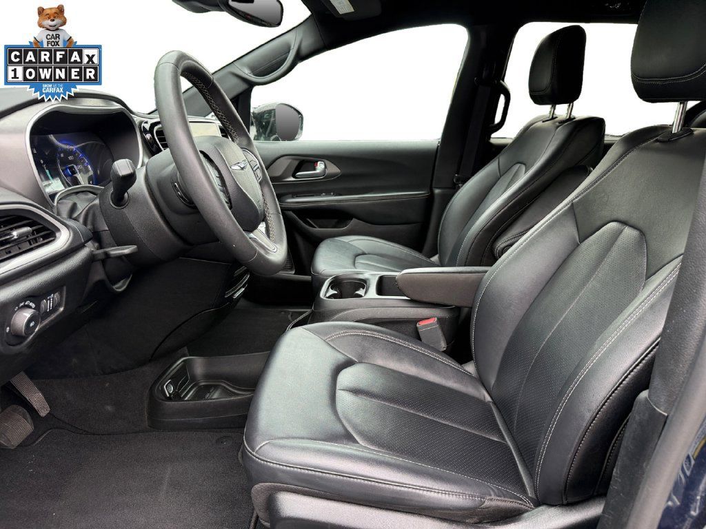 Used 2025 Chrysler Pacifica Select FWD image 9