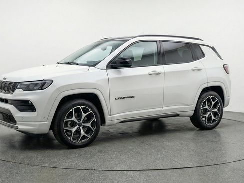 Used 2025 Jeep Compass Limited AWD/4WD image 3