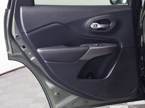 Used 2019 Jeep Cherokee Limited image 13