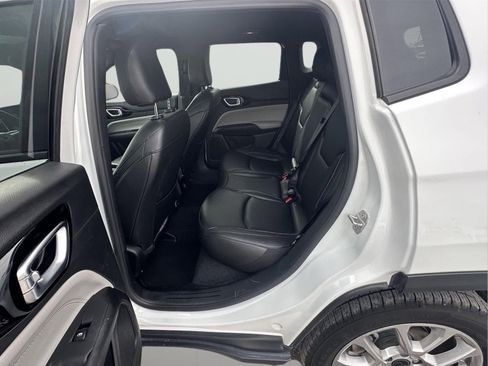 Used 2025 Jeep Compass Limited image 31