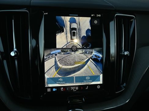 Used 2025 Volvo XC60 B5 Plus image 15