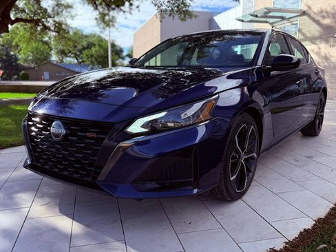 Used 2024 Nissan Altima 2.5 SR FWD image 2