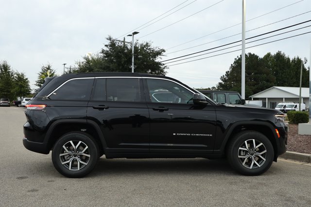 New 2027 Jeep Grand Cherokee Laredo X RWD image 4