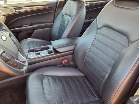 Used 2017 Ford Fusion SE AWD/4WD image 3