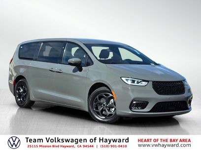 Used 2023 Chrysler Pacifica Touring-L w/ S Appearance Package
