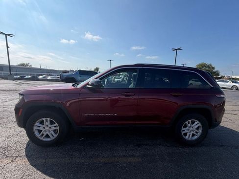 Used 2023 Jeep Grand Cherokee Laredo AWD/4WD image 3