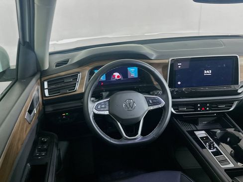 Used 2025 Volkswagen Atlas SE image 18