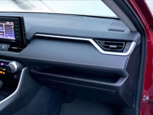 Used 2021 Toyota RAV4 XLE Premium image 18