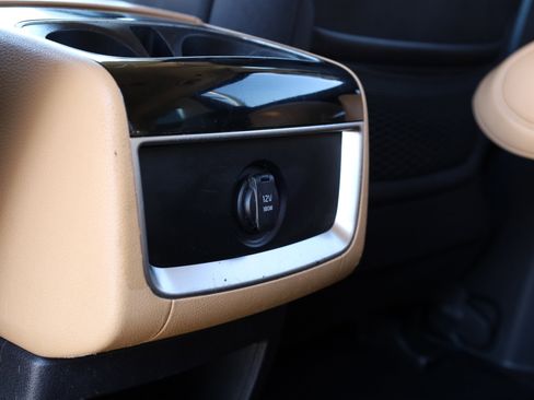 Used 2022 Kia Carnival EX image 18