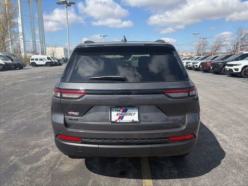 New 2025 Jeep Grand Cherokee Altitude image 4