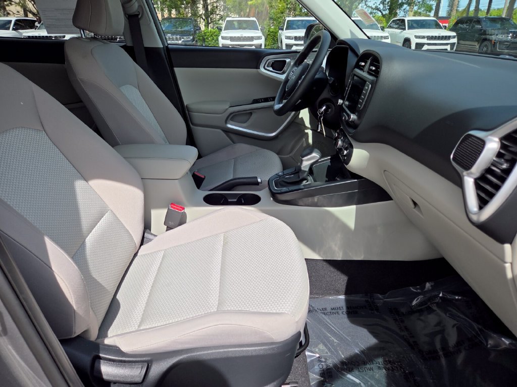 Used 2025 Kia Soul LX w/ LX Technology Package FWD image 15