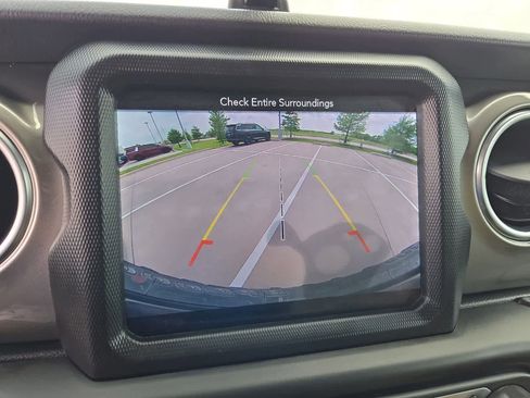 Used 2018 Jeep Wrangler Unlimited Sahara AWD/4WD image 27