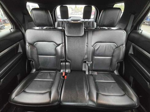 Used 2018 Ford Explorer XLT w/ Equipment Group 202A AWD/4WD image 18