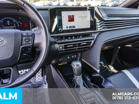 Used 2025 Toyota Camry SE image 32