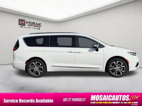 Used 2025 Chrysler Pacifica Pinnacle w/ Trailer Tow Group AWD/4WD image 8