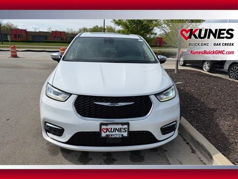 Used 2023 Chrysler Pacifica Limited FWD image 3