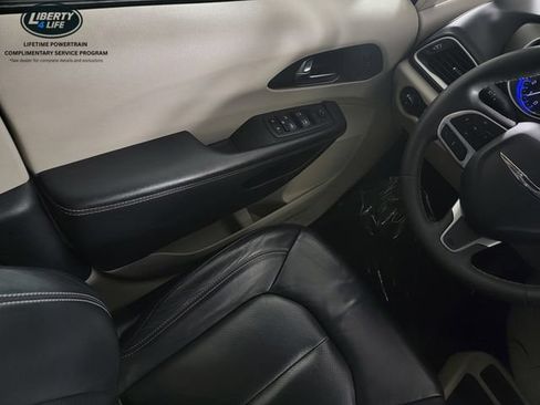 Used 2022 Chrysler Pacifica Touring-L FWD image 32