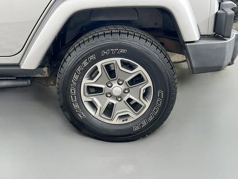 Used 2014 Jeep Wrangler Unlimited Rubicon image 32