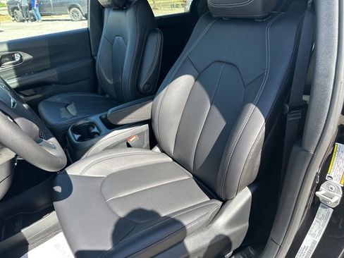New 2026 Chrysler Pacifica Select image 63