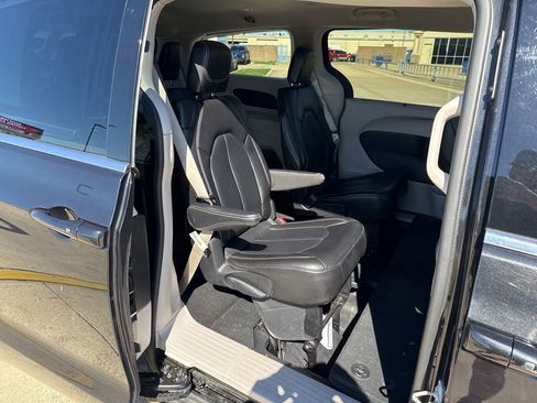 Used 2023 Chrysler Pacifica Touring-L image 13