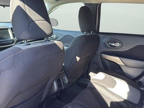 Used 2018 Jeep Cherokee Latitude FWD image 7