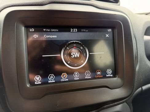 Used 2018 Jeep Renegade Altitude FWD image 19