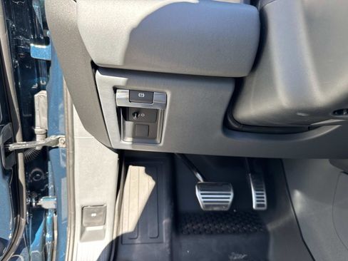 Certified 2026 Land Rover Defender 110 OCTA image 32