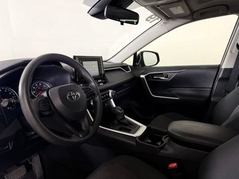 Used 2019 Toyota RAV4 XLE w/ Convenience Package FWD image 4