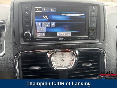 Used 2016 Chrysler Town & Country Touring image 19