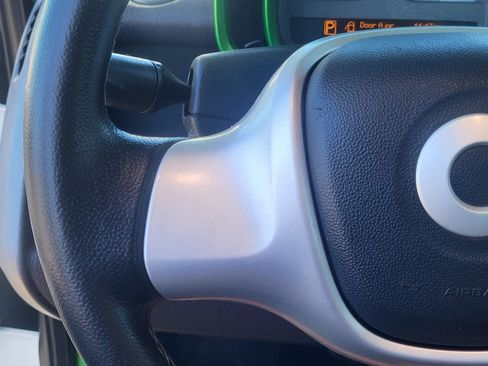 Used 2015 smart fortwo passion RWD image 15