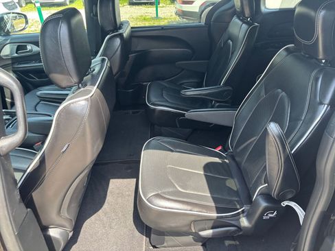 Used 2025 Chrysler Pacifica Limited FWD image 29