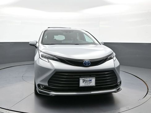 Used 2025 Toyota Sienna XLE Woodland Edition AWD/4WD image 2