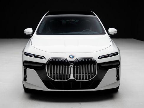 Used 2026 BMW 740i RWD image 6