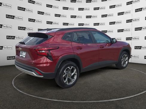 Used 2025 Chevrolet Trax LT w/ LT Convenience Package image 6