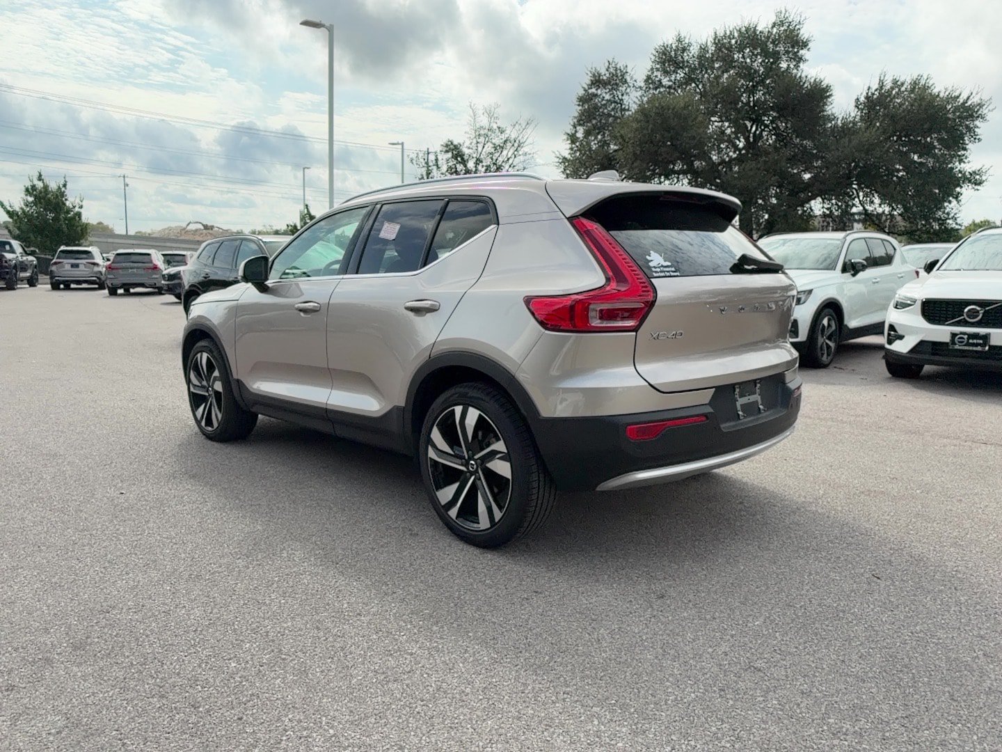 Certified 2024 Volvo XC40 B5 Plus AWD/4WD image 4