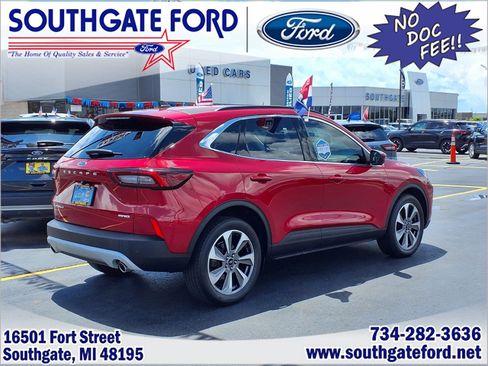 Used 2023 Ford Escape Platinum AWD/4WD image 2