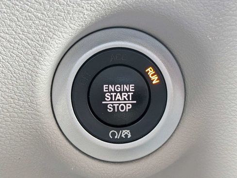 Used 2024 Chrysler Pacifica Touring-L FWD image 29