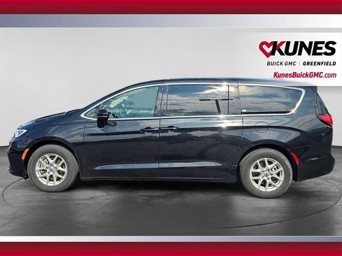 Used 2023 Chrysler Pacifica Touring-L FWD image 6