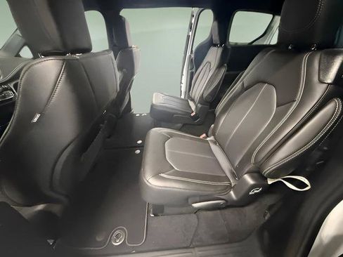 New 2027 Chrysler Pacifica Select FWD image 9