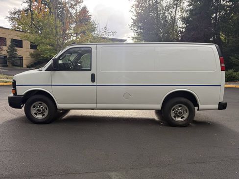 Used 2016 GMC Savana 3500 RWD image 2