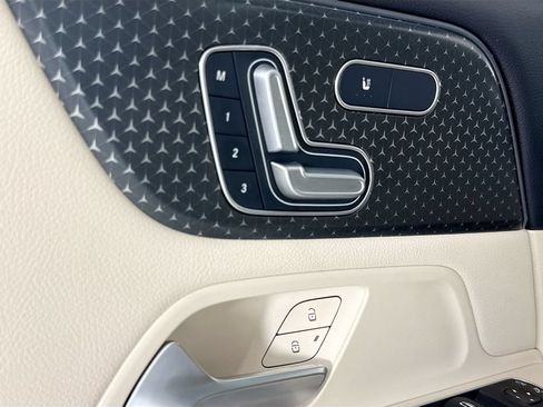 Used 2025 Mercedes-Benz GLB 250 image 23