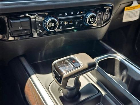 Used 2025 GMC Sierra 1500 SLT image 11