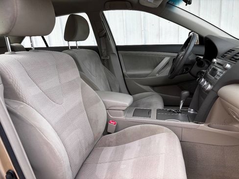 Used 2011 Toyota Camry LE image 14