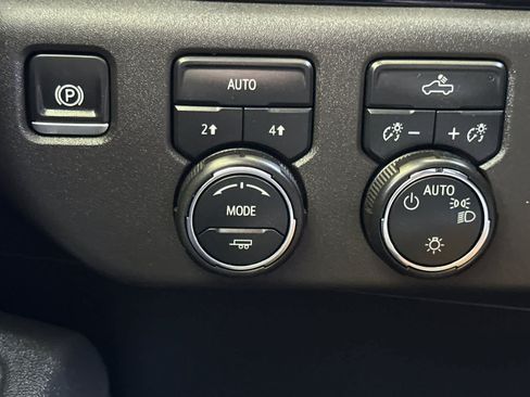 Used 2025 Chevrolet Silverado 1500 LT AWD/4WD image 33