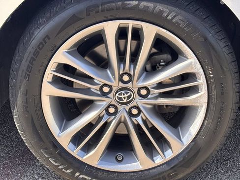 Used 2020 Toyota Camry SE w/ Convenience Package FWD image 3