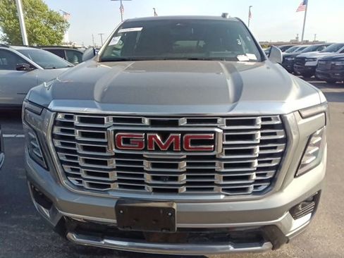 Used 2025 GMC Yukon XL Denali AWD/4WD image 7