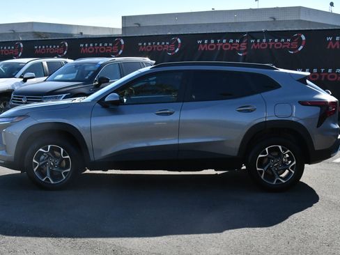 Used 2025 Chevrolet Trax LT w/ LT Convenience Package image 4